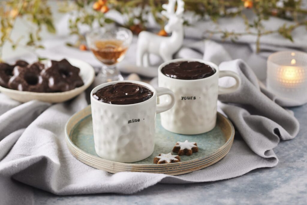 Skodelice vroče čokolade Chocomar z napisi mine in yours